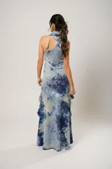 Vestido corto con estampado abstracto en tonos azules y beige. Presenta escote halter con pañuelo al cuello, corte irregular y ruedo con volados.