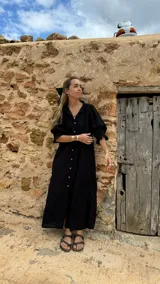 Pulsera tipo esclava abierta con diseño rústico y acabado irregular, fabricada en bronce y alpaca.