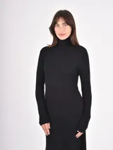 Vestido midi de punto color negro, con cuello alto y mangas largas, de corte ajustado en la parte superior y falda ligeramente acampanada.