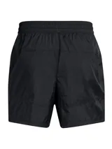 Short deportivo Under Armour MS 96 TRRCE WVN de color negro, con tecnología UA Storm que repele el agua, tejido ligero y duradero, cintura elástica y bolsillos laterales.