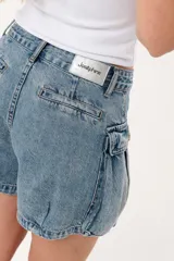 Short de jean celeste con bolsillos cargo laterales y corte abullonado.