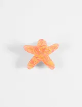 Broche para el pelo con forma de estrella de mar, color naranja y amarillo con vetas y detalles dorados brillantes.