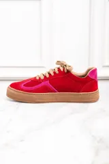 Zapatillas rojas de gamuza con detalles en rosa y suela marrón.