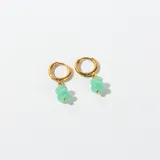 Aros dorados tipo argolla con dije colgante de dos cuentas de jade verde agua y una cuenta dorada.