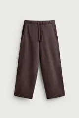 Pantalón jogger relaxed fit de color marrón con efecto lavado, cintura elástica ajustable con cordón y bolsillos laterales.
