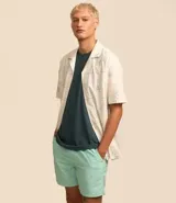 Bermuda de microfibra color salmón, con cintura elástica ajustable con cordón y aberturas laterales en el ruedo.