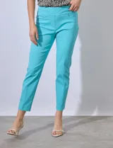 Pantalón azul de gabardina elastizada, marca Ruby Rd. Pretina ancha elastizada, bolsillos delanteros simulados y bolsillos traseros aplicados.