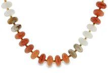 Collar de cuentas con diseño degradado en tonos coral, blanco, marrón y tostado, separadas por pequeñas cuentas doradas.