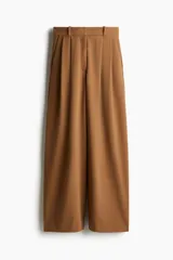 Pantalón de vestir color camel, de corte ancho y tiro alto, con pinzas frontales y bolsillos al bies.