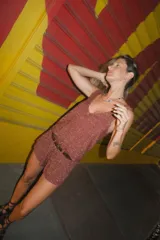 Top de tejido de punto color beige dorado, con escote en V y espalda abierta.