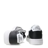 Championes urbanos New Balance modelo 080, color negro con detalles en blanco. Presentan una silueta clásica de corte bajo, con el logo 'N' en el lateral y suela de goma blanca.