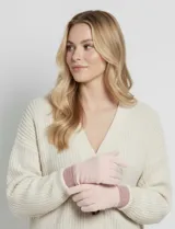 Guantes de tejido soft color rosa pálido, con puño elastizado en tono malva con logo bordado.