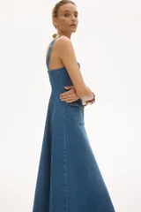 Vestido midi de denim de algodón con breteles anchos, escote cuadrado, botonadura frontal y múltiples bolsillos con solapa. Presenta un cuerpo entallado y falda acampanada con costuras visibles.