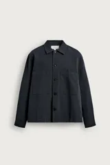 Sobrecamisa regular fit de Zara Brothers color azul marino, confeccionada en mezcla de algodón, lyocell y lino. Presenta cuello solapa, manga larga con puños abotonados, bolsillos de parche en el pecho y cierre frontal con botones.