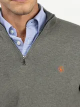 Sweater de punto color verde militar con cuello alto y medio cierre frontal de cremallera, manga larga y detalles acanalados en los puños y el dobladillo.