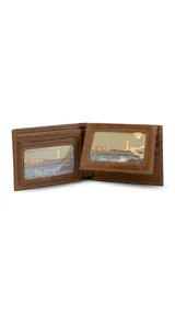 Billetera de cuero marrón oscuro con pespuntes en degradé de colores. Interior con compartimentos para billetes, volante, visor y tarjeteros.