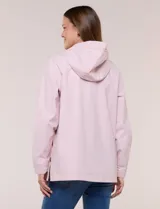 Gabardina estilo parka impermeable de color beige, con capucha fija con cordón ajustable, cierre frontal oculto con broches y bolsillos laterales.