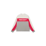 Remera de manga larga Eme Studios con diseño colorblock en tonos blanco, gris y rojo, y estampado frontal con el logo de la marca.