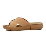 Sandalias color beige con plataforma, tiras cruzadas y aplique metálico.