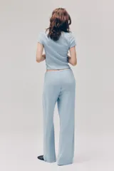 Pantalón de punto fino con corte relajado, piernas rectas y cintura elástica con cordón ajustable.
