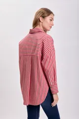 Camisa de manga larga con cuello clásico y cierre con botones, con estampado de rayas verticales rojas y amarillas.