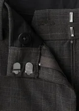 Pantalón de vestir de tiro medio, diseño de cuadros y corte recto. Cuenta con bolsillos laterales, bolsillos de ribete posteriores, trabillas y detalle de pinzas. Cierre oculto de botón, gancho y cremallera.