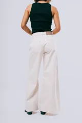 Jean Widi de corte wide leg y tiro alto, color negro, con diseño amplio y fluido.
