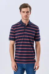 Remera polo de manga corta con diseño de rayas horizontales en color azul marino y rosado. Cuenta con cuello camisero, cierre frontal con botones y calce clásico.