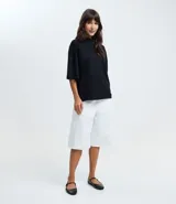 Remera de corte holgado y diseño básico, confeccionada en algodón. Presenta cuello redondo y mangas cortas con caída relajada.