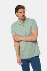 Remera polo de piqué, color azul, de manga corta con cuello en Rib y botones personalizados.
