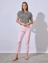 Pantalón de vestir verde esmeralda, de corte recto, con bolsillos laterales y traseros.