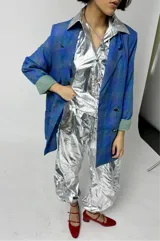 Pantalón parachute plateado con elástico en la cintura y tobillos.