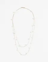 Collar largo dorado de doble hilo con perlas blancas.