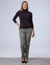 Polera negra de cuello alto y mangas 3/4, confeccionada en tejido elastizado.