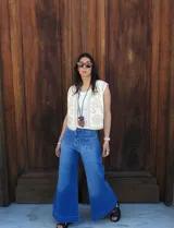 Chaleco color natural con bordados de flores en hilo color beige.