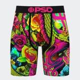 Calzoncillos bóxer de hombre con estampado de rosas, serpientes y anclas en colores vibrantes. Cuenta con pretina elástica negra con el logo de la marca en rosa.