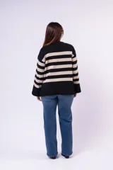 Sweater de tejido de punto con diseño de rayas horizontales en color beige y negro, de corte relajado, cuello redondo y mangas largas.