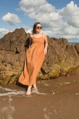 Vestido largo tipo solera con breteles finos, diseño de rayas horizontales en tonos azul y blanco, confeccionado en tejido ligero.