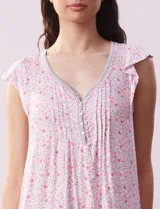 Camisón corto azul marino con estampado floral celeste, escote en V con puntilla blanca y botones.