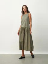 Vestido midi color verde militar, de corte recto y sin mangas.