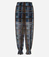 Pantalón Marfinno de chiffon con estampado de cuadros escoceses, calce amplio, cintura elastizada y lazos ajustables en el bajo. Cuenta con forro interior.