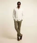 Pantalón básico de sarga color verde militar para hombre, con cintura fija, trabillas para cinturón, cierre frontal de cremallera y botón, y bolsillos funcionales.