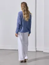 Cárdigan tejido color beige, marca Joseph A, de mangas largas y calado con motivos florales.