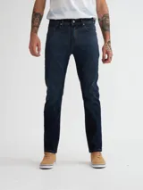 Jean de corte slim fit color azul oscuro.