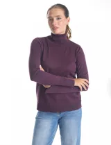 Polera de tejido fino, color rosado, con cuello alto, manga larga y detalle de tajo en los puños.