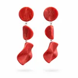 Caravanas colgantes de resina color rojo coral, compuestas por tres piezas de formas geométricas y orgánicas unidas por eslabones metálicos.