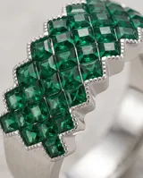 Anillo de plata 925 ancho con diseño geométrico pavé de piedras verdes tipo raíz de esmeraldas.
