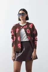 Minifalda de cuero sintético con corte en A y diseño minimalista.
