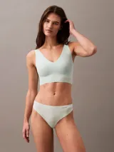 Bombacha tipo colaless Calvin Klein de la línea Invisibles, confeccionada en microfibra suave con tecnología de corte láser para un acabado sin costuras. Presenta talle medio y logo de la marca estampado en la cadera.