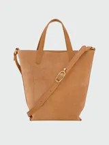 Bolso crossbody Longchamp modelo Complice Softy XS, de cuero tostado, con doble asa superior y correa ajustable para el hombro. Presenta un bolsillo frontal redondo y cierre superior.